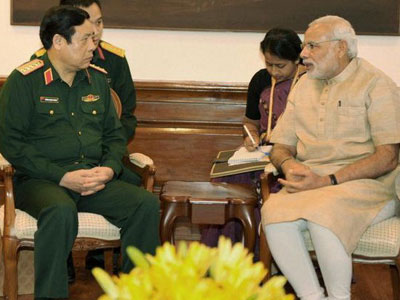 Thủ tướng Ấn Độ Narendra Modi với Bộ trưởng Quốc phòng Việt Nam, Đại tướng Phùng Quang Thanh
