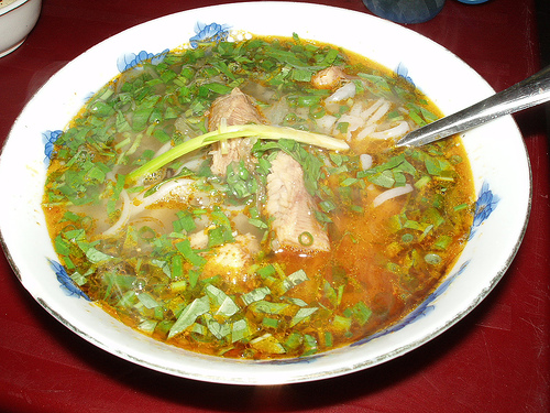B&aacute;nh canh với c&aacute; tr&agrave;u đồng