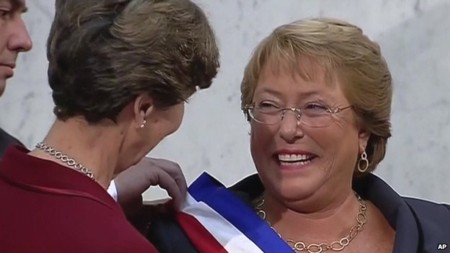 B&agrave; Michelle Bachelet (phải) trong lễ nhậm chức.