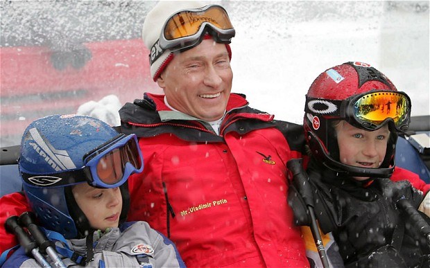 Trong qu&aacute; tr&igrave;nh chuẩn bị, Olympics Sochi đ&atilde; bị phủ b&oacute;ng đen của sự đe dọa tấn c&ocirc;ng khủng bố, sự chỉ tr&iacute;ch của quốc tế về luật &ldquo;chống tuy&ecirc;n truyền ủng hộ đồng t&iacute;nh&rdquo; v&agrave; c&aacute;c c&aacute;o buộc nạn tham nhũng v&agrave; l&atilde;ng ph&iacute;.   Tổng thống Nga Vladimir Putin tại Olympics Sochi. Theo h&atilde;ng tin Reuters, khi những ng&agrave;y thi đấu bắt đầu, th&aacute;i độ th&ugrave; địch tan biến, thay v&agrave;o đ&oacute; l&agrave; sự th&iacute;ch th&uacute; v&agrave; h&agrave;o hứng về c&aacute;c m&ocirc;n thể thao của băng v&agrave; tuyết.  Tuy nhi&ecirc;n, kh&ocirc;ng kh&iacute; n&aacute;o nhiệt của Olympics Sochi cũng kh&ocirc;ng khỏi khiến Tổng thống Putin, người &ldquo;đ&aacute;nh cược&rdquo; uy t&iacute;n c&aacute; nh&acirc;n v&agrave; ch&iacute;nh trị của m&igrave;nh v&agrave;o sự kiện n&agrave;y, &ldquo;mếch l&ograve;ng&rdquo; v&igrave; l&agrave;n s&oacute;ng chỉ tr&iacute;ch của phương T&acirc;y đối với Thế vận hội m&ugrave;a đ&ocirc;ng 2014.  &ldquo;Học thuyết răn đe được tạo ra v&agrave;o thời kỳ Chiến tranh lạnh. Học thuyết n&agrave;y c&oacute; mục ti&ecirc;u kiềm chế sự vươn l&ecirc;n của Li&ecirc;n bang X&ocirc; viết v&agrave; giờ đ&acirc;y ch&uacute;ng ta đang thấy b&oacute;ng d&aacute;ng của học thuyết n&agrave;y. Rất kh&ocirc;ng may l&agrave; học thuyết n&agrave;y cũng được &aacute;p dụng cho một sự kiện thể thao&rdquo;, Tổng thống Nga ph&aacute;t biểu trong một sự kiện thuộc Thế vận hội Sochi.  Tổng thống Putin cũng n&oacute;i rằng Olympics Sochi đang đ&oacute;ng &ldquo;một vai tr&ograve; t&iacute;ch cực&rdquo; th&uacute;c đẩy mối quan hệ giữa Nga v&agrave; Georgia, quốc gia đối thủ của Nga trong chiến tranh 2008. &Ocirc;ng cho hay &ocirc;ng tin rằng c&aacute;c chuyến bay nối liền Sochi v&agrave; thủ đ&ocirc; Tbilisi của Georgia sau Thế vận hội.  Tổng thống Putin muốn th&ocirc;ng qua Olympics Sochi, Thế vận hội m&ugrave;a đ&ocirc;ng đầu ti&ecirc;n được tổ chức ở Nga, để x&acirc;y dựng h&igrave;nh một nước Nga hồi sinh, gia nhập v&agrave;o nh&oacute;m c&aacute;c cường quốc h&agrave;ng đầu thế giới.  Với chi ph&iacute; ước t&iacute;nh 51 tỷ USD, Olympics Sochi được x&aacute;c định l&agrave; thế vận hội tốn k&eacute;m nhất lịch sử. Tuy nhi&ecirc;n, &ocirc;ng Putin cho rằng sự kiện n&agrave;y sẽ gi&uacute;p nước Nga tho&aacute;t khỏi thời kỳ kh&oacute; khăn nhất của khủng hoảng t&agrave;i ch&iacute;nh.